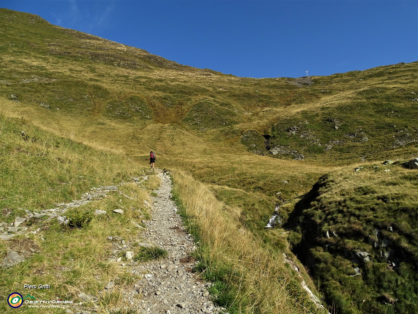 28 Non saliamo al Passo di Tartano a dx ma alla selletta accanto a dx per il Laghi di Porcile.JPG
